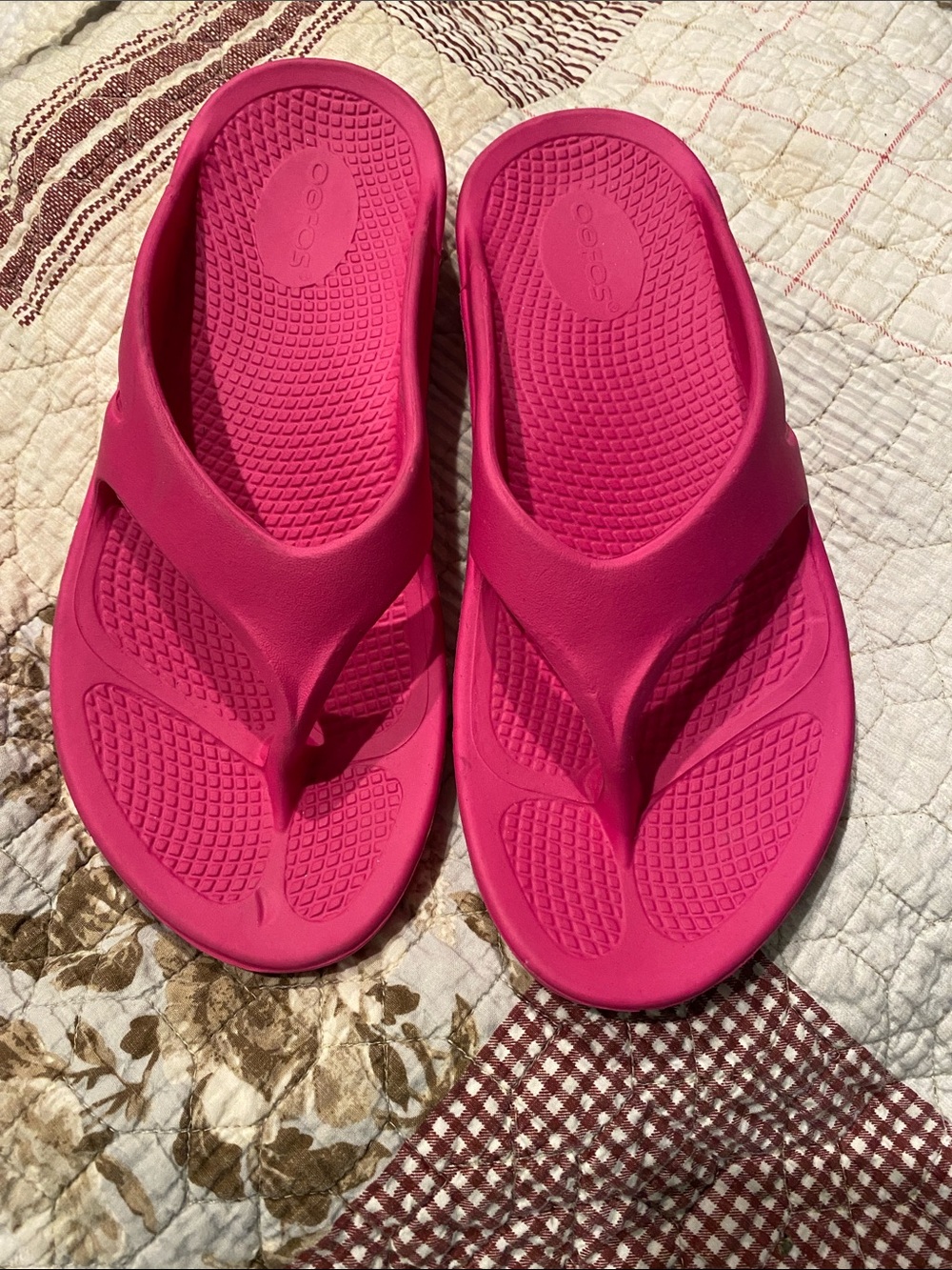 OOFOS Women's Bright Pink Recovery Flip Sandals